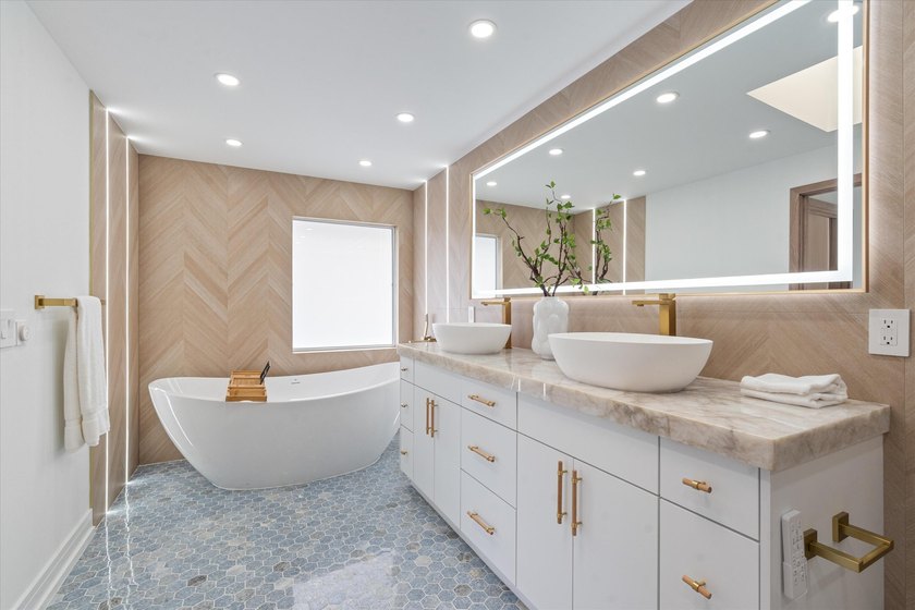 Lovingly referred to as the *artists home*, this 4 bedroom 3 - photo 4