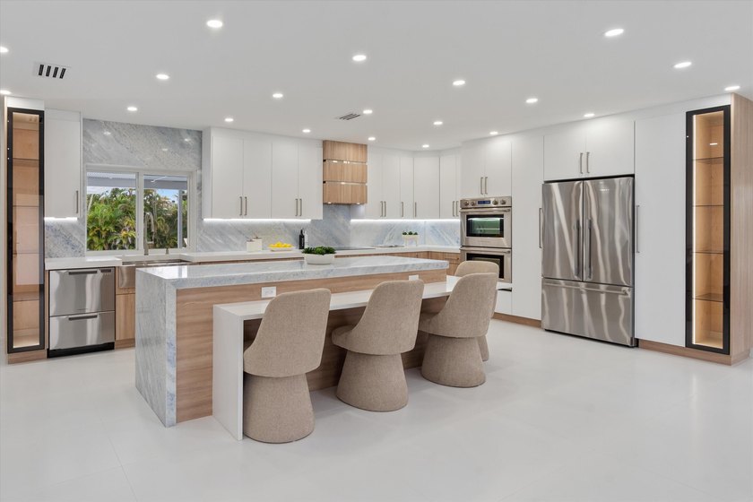 Lovingly referred to as the *artists home*, this 4 bedroom 3 - photo 9