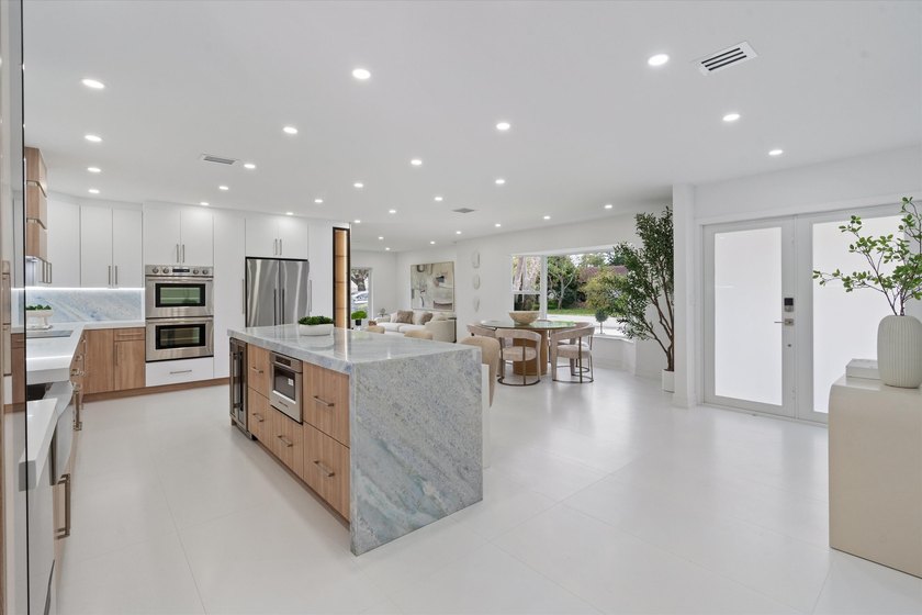 Lovingly referred to as the *artists home*, this 4 bedroom 3 - photo 10