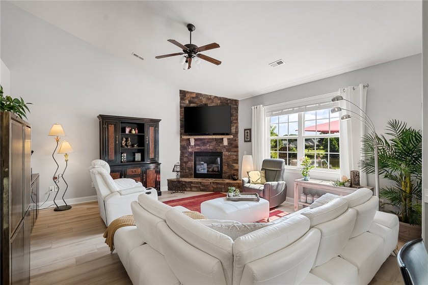 Welcome to Lexington Pointe, where everyday living feels like a - photo 8