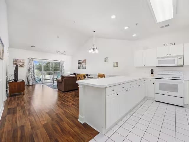 1 CAR GARAGE INCLUDED, PERFECTLY LOCATED, METICULOUSLY MAINT - photo 4