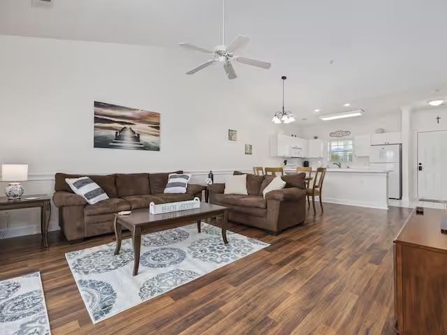 1 CAR GARAGE INCLUDED, PERFECTLY LOCATED, METICULOUSLY MAINT - photo 10