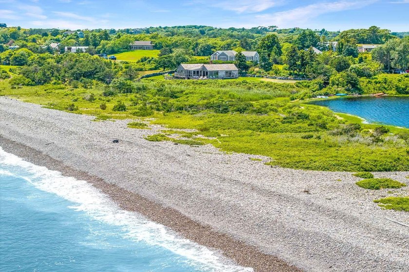 An iconic retreat in Chilmark, this totally renovated beach - photo 4