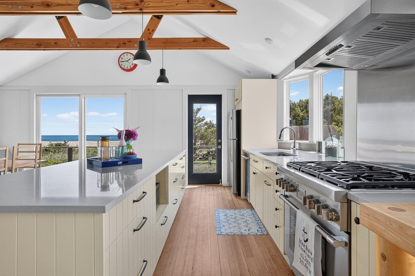 An iconic retreat in Chilmark, this totally renovated beach - photo 7