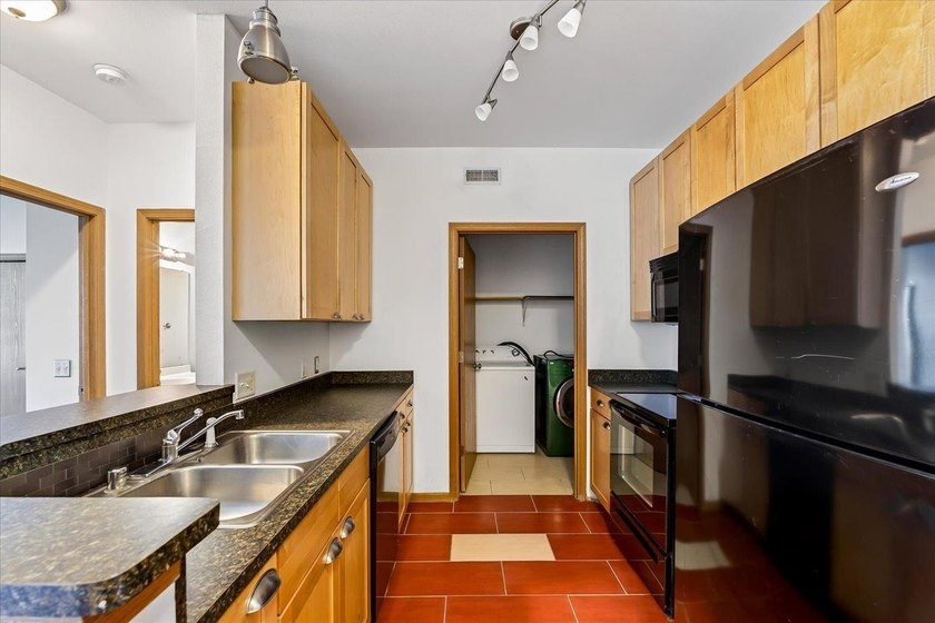 Motivated Seller. 1 Bedroom + Den. Enjoy easy, low-maintenance - photo 11