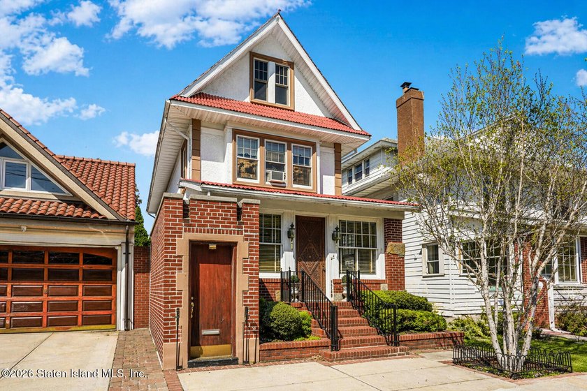 Come and see this magnificent one family detached home in the - photo 2