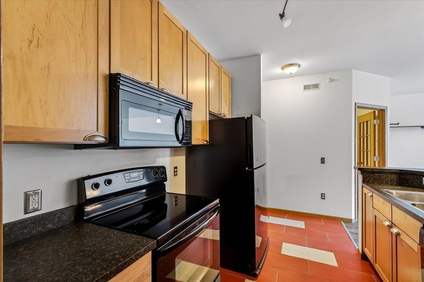 Motivated Seller. 1 Bedroom + Den. Enjoy easy, low-maintenance - photo 13