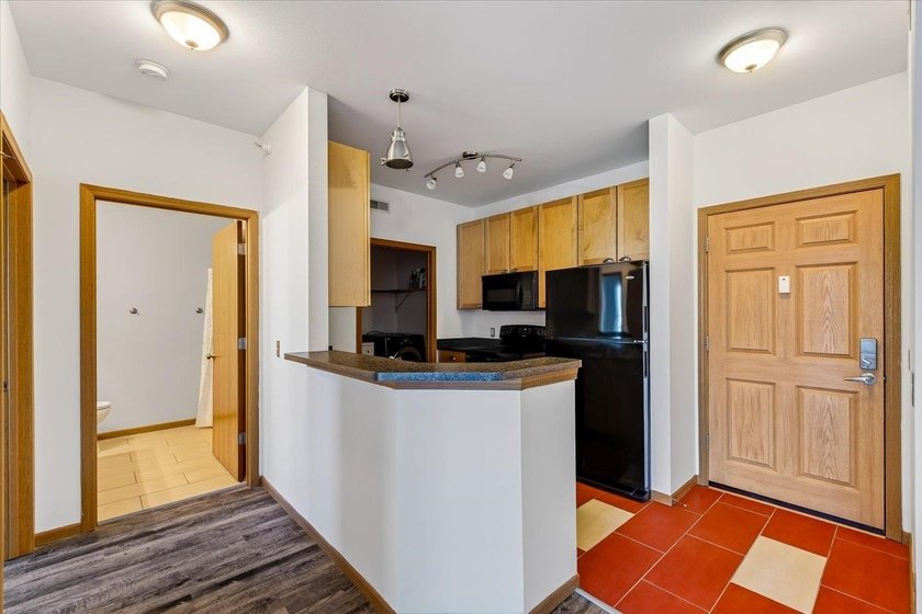 Motivated Seller. 1 Bedroom + Den. Enjoy easy, low-maintenance - photo 14