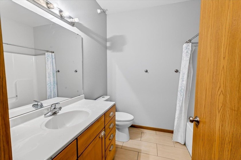 Motivated Seller. 1 Bedroom + Den. Enjoy easy, low-maintenance - photo 16