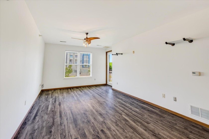Motivated Seller. 1 Bedroom + Den. Enjoy easy, low-maintenance - photo 18