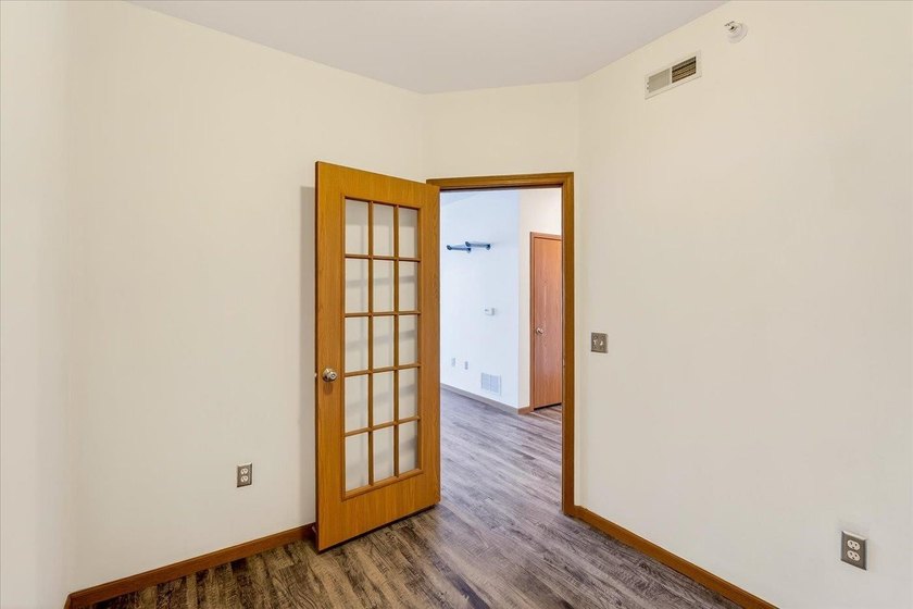 Motivated Seller. 1 Bedroom + Den. Enjoy easy, low-maintenance - photo 19