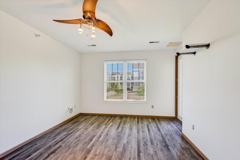 Motivated Seller. 1 Bedroom + Den. Enjoy easy, low-maintenance - photo 20
