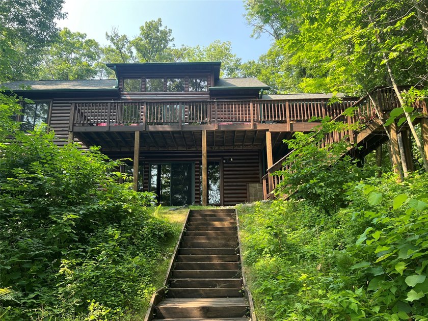 Gorgeous, log-sided property on Slim Lake at the end of a quiet - photo 2