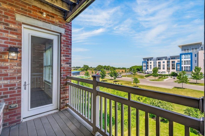 Motivated Seller. 1 Bedroom + Den. Enjoy easy, low-maintenance - photo 22