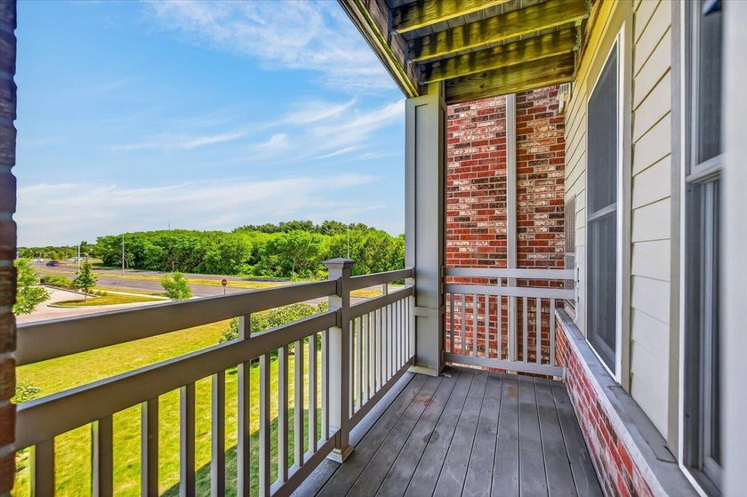 Motivated Seller. 1 Bedroom + Den. Enjoy easy, low-maintenance - photo 23