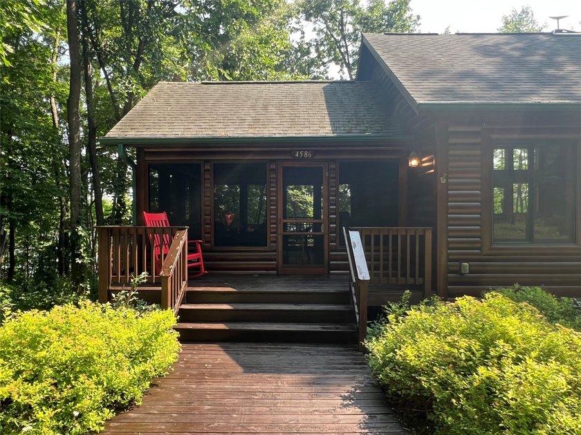 Gorgeous, log-sided property on Slim Lake at the end of a quiet - photo 4
