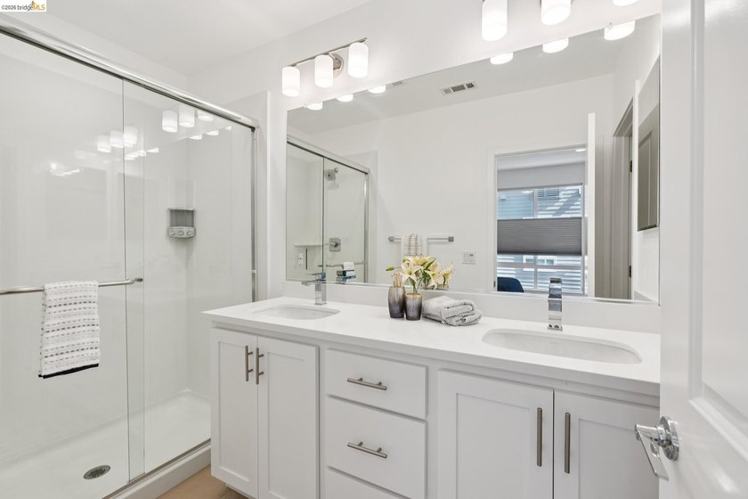 Modern Living in Marina Bay in this stylish and spacious - photo 25