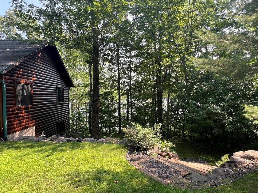 Gorgeous, log-sided property on Slim Lake at the end of a quiet - photo 5