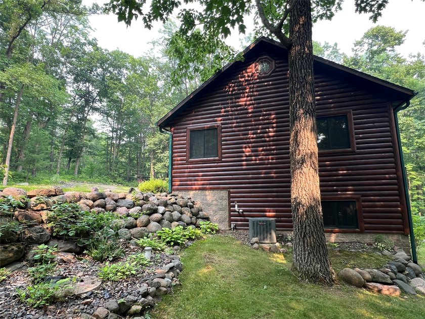 Gorgeous, log-sided property on Slim Lake at the end of a quiet - photo 6