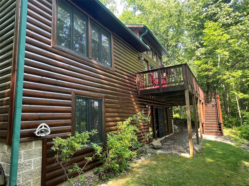 Gorgeous, log-sided property on Slim Lake at the end of a quiet - photo 7