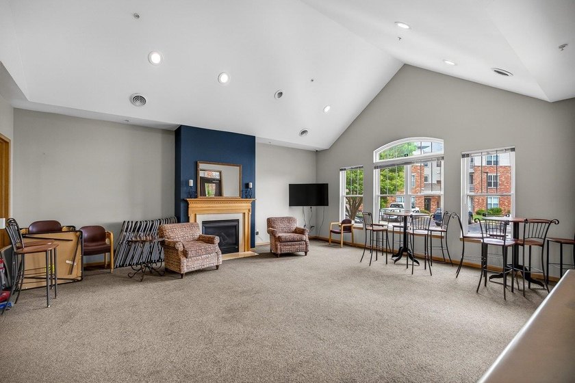 Motivated Seller. 1 Bedroom + Den. Enjoy easy, low-maintenance - photo 27