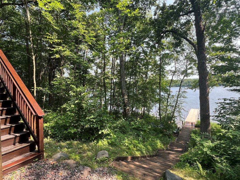 Gorgeous, log-sided property on Slim Lake at the end of a quiet - photo 8