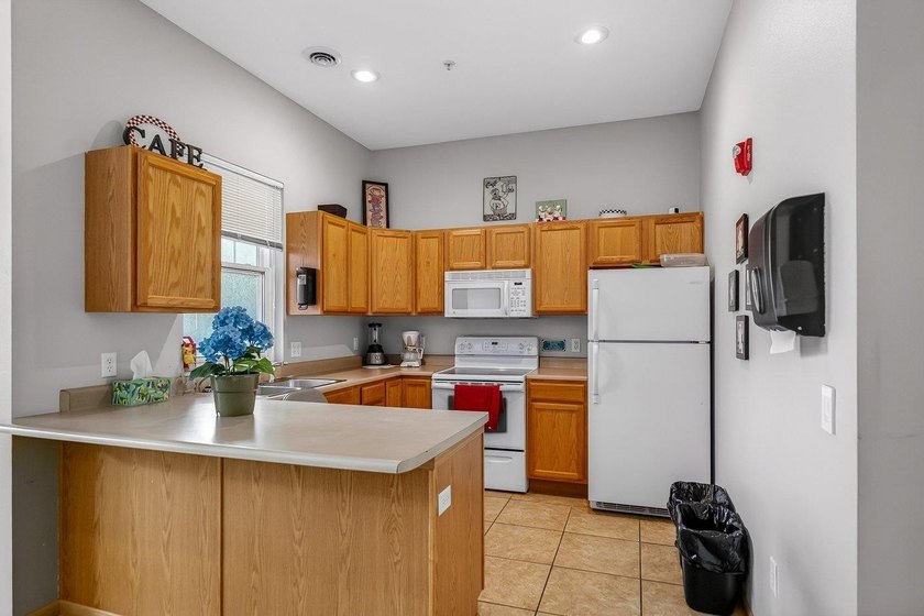 Motivated Seller. 1 Bedroom + Den. Enjoy easy, low-maintenance - photo 28