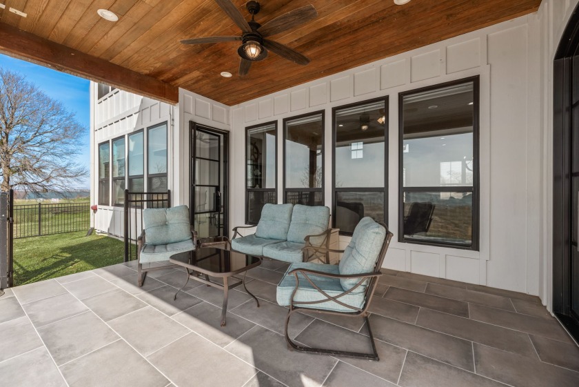 Amazing 4 bed 4 bath lake home on open water! Incredible views! - photo 11