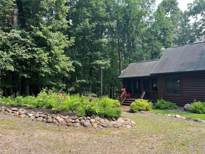 Gorgeous, log-sided property on Slim Lake at the end of a quiet - photo 9