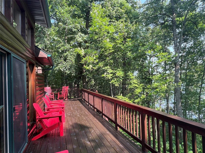 Gorgeous, log-sided property on Slim Lake at the end of a quiet - photo 10
