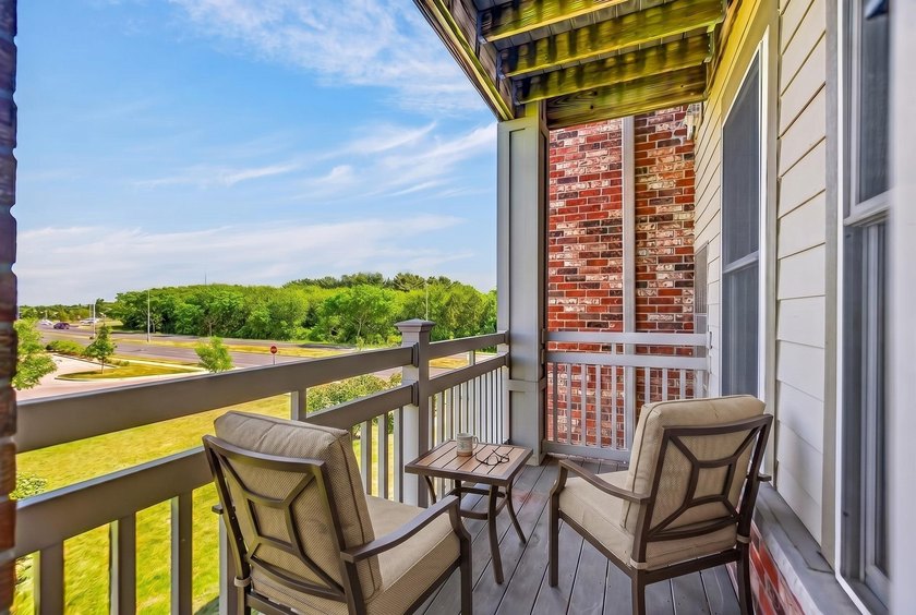 Motivated Seller. 1 Bedroom + Den. Enjoy easy, low-maintenance - photo 30