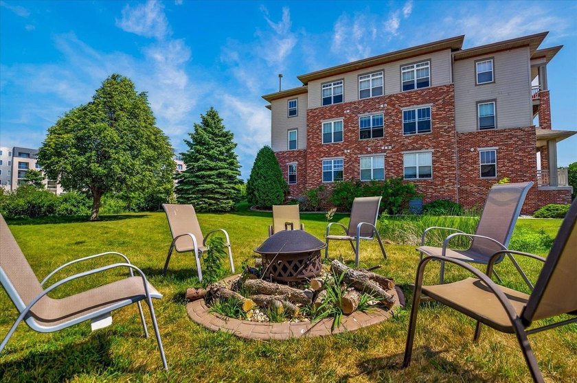 Motivated Seller. 1 Bedroom + Den. Enjoy easy, low-maintenance - photo 32