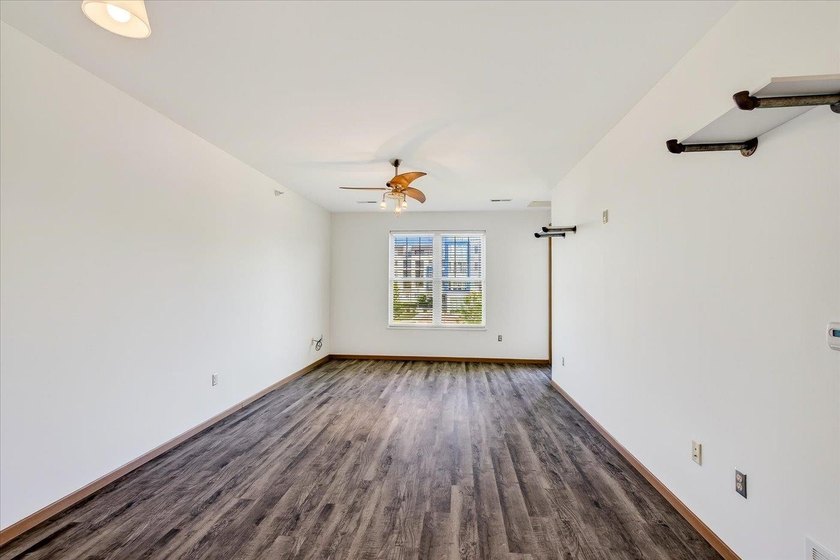 Motivated Seller. 1 Bedroom + Den. Enjoy easy, low-maintenance - photo 33