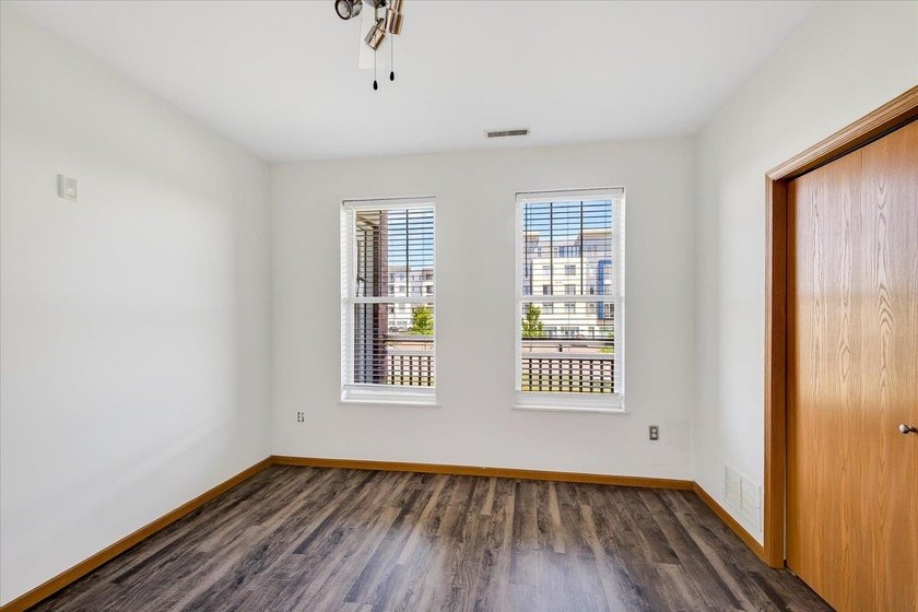 Motivated Seller. 1 Bedroom + Den. Enjoy easy, low-maintenance - photo 34