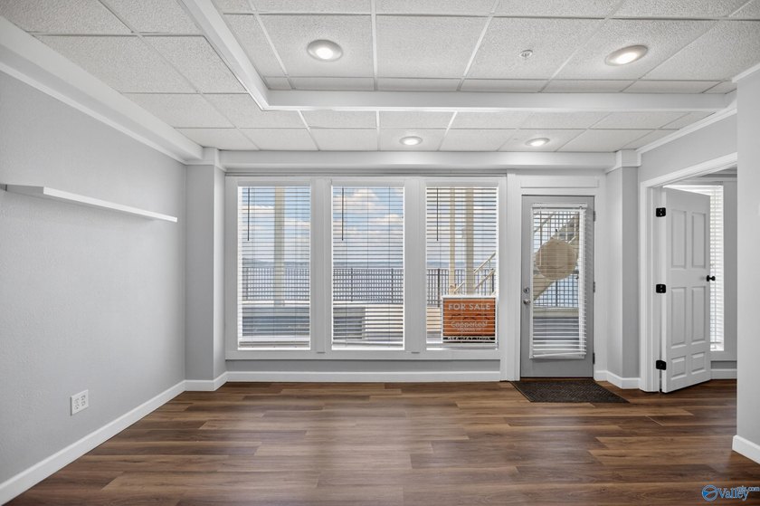 Enjoy lakeside living in this beautifully updated 1BR/1BA condo - photo 5