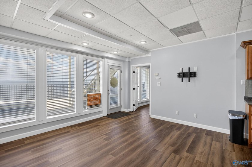 Enjoy lakeside living in this beautifully updated 1BR/1BA condo - photo 6