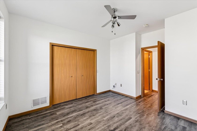 Motivated Seller. 1 Bedroom + Den. Enjoy easy, low-maintenance - photo 38