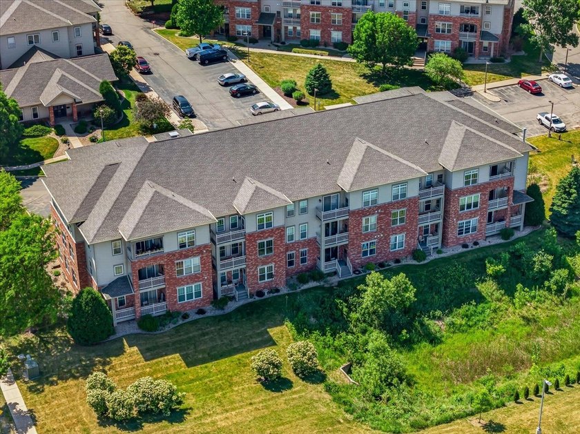 Motivated Seller. 1 Bedroom + Den. Enjoy easy, low-maintenance - photo 41