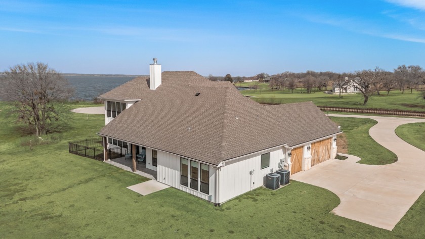Amazing 4 bed 4 bath lake home on open water! Incredible views! - photo 4