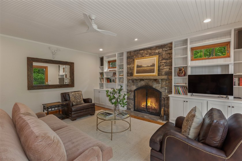 Located in the heart of Cashiers and set on 3.63 private - photo 4