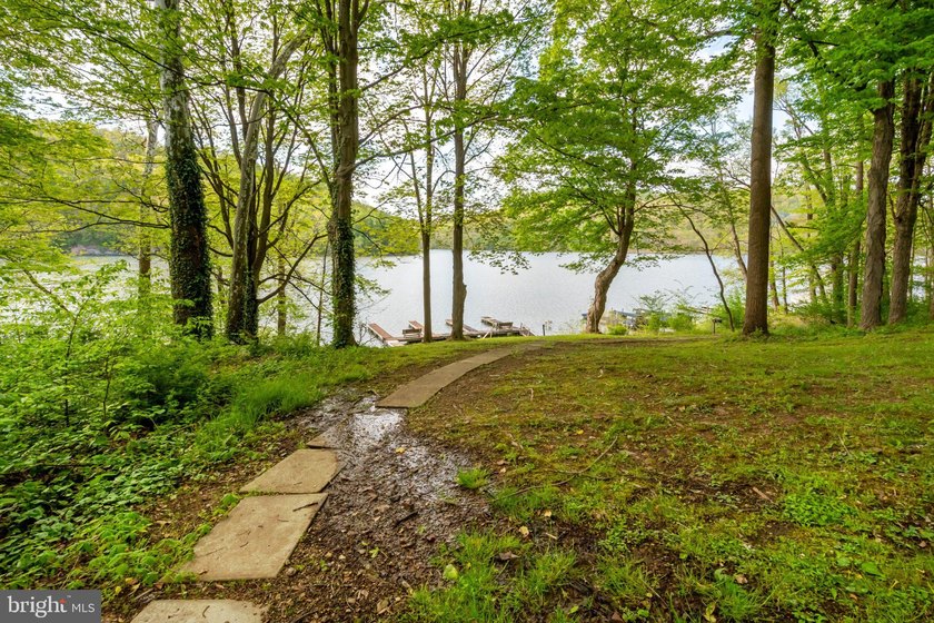 Beautiful stone lakefront home! This property has 2 parcels with - photo 12