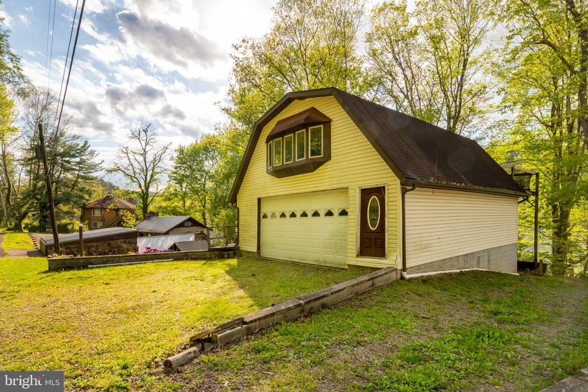Beautiful stone lakefront home! This property has 2 parcels with - photo 19