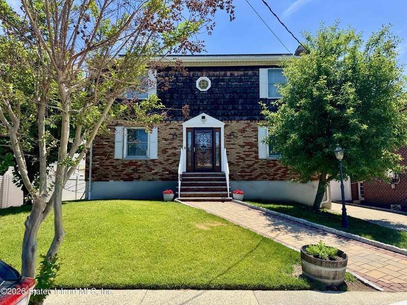 First time being offered for sale! Beautiful Center Hall - photo 4