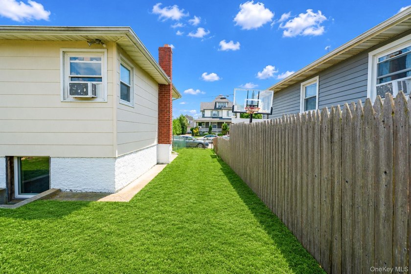 Welcome to your bright and inviting 3-bedroom, 2-bath ranch - photo 32