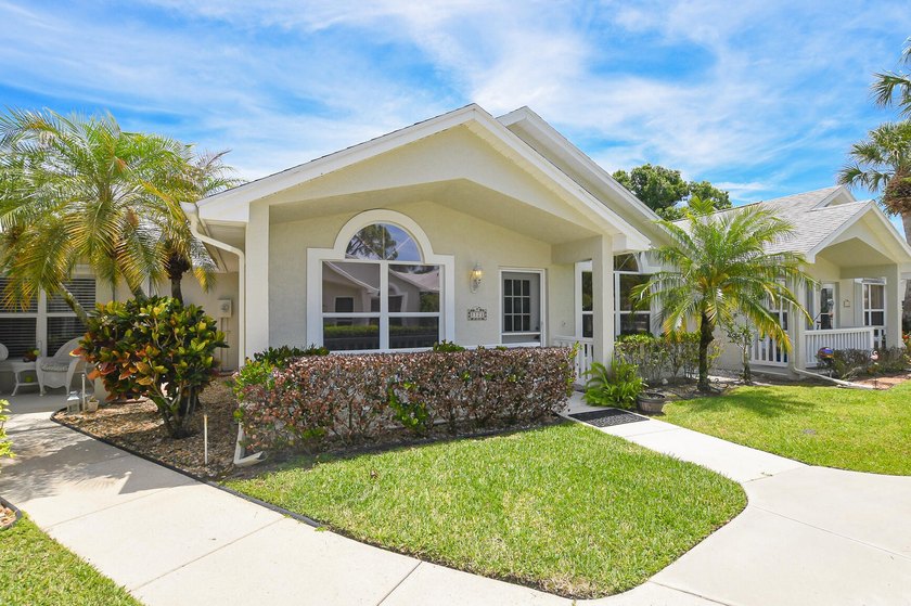 Move-in ready 2/2 Jasmine Villa in a charming courtyard setting - photo 3