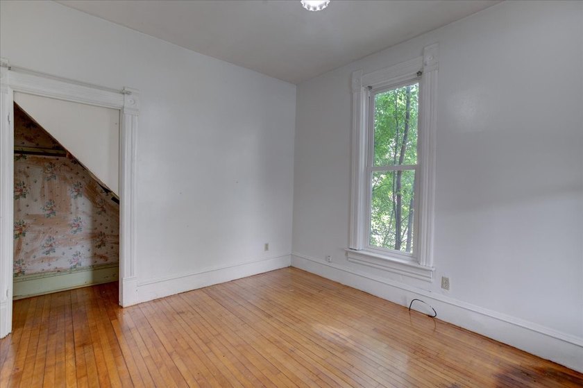 Excellent investment opportunity or ideal owner-occupant duplex! - photo 5