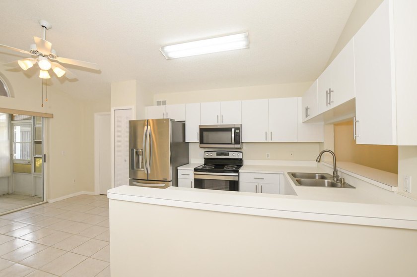 Move-in ready 2/2 Jasmine Villa in a charming courtyard setting - photo 6