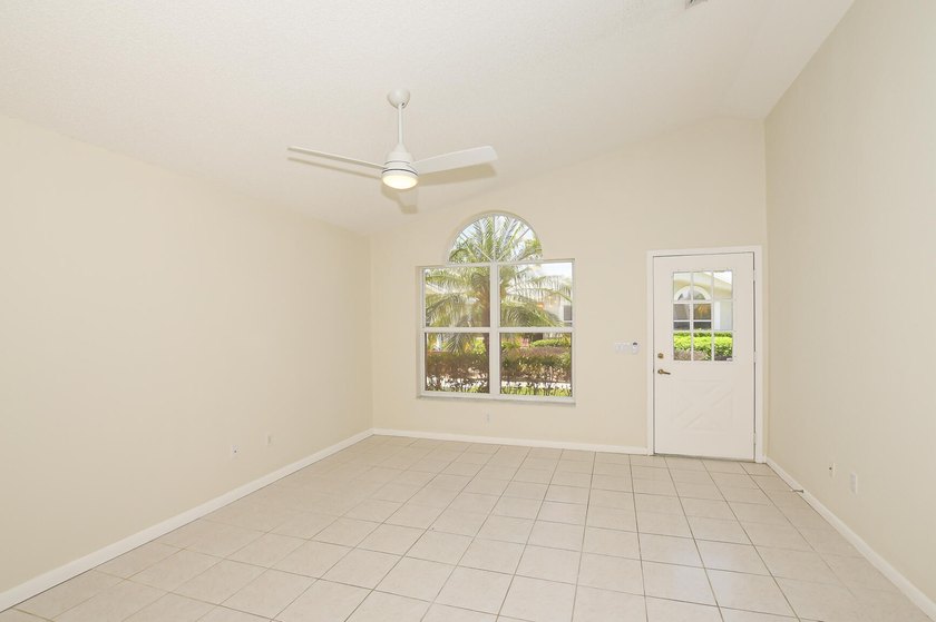 Move-in ready 2/2 Jasmine Villa in a charming courtyard setting - photo 7