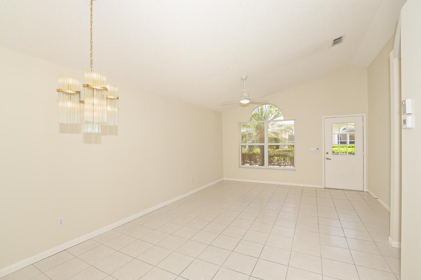 Move-in ready 2/2 Jasmine Villa in a charming courtyard setting - photo 9