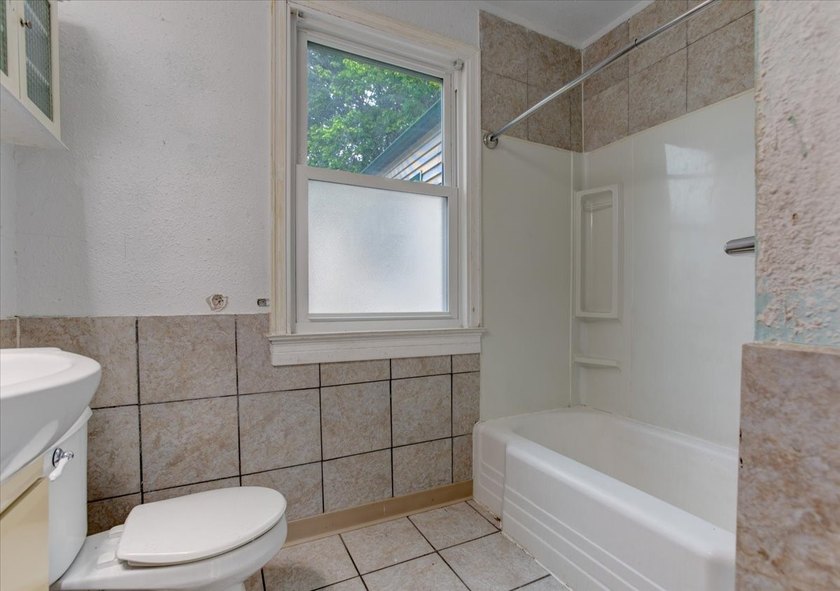 Excellent investment opportunity or ideal owner-occupant duplex! - photo 10